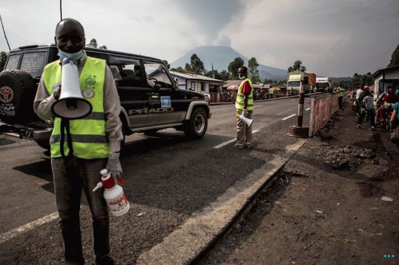 Здравните работници съобщават информация за Ебола в скринингова станция за ебола на пътя между Бутембо и Гома на 16 юли 2019 г. в Гома, ДРК.